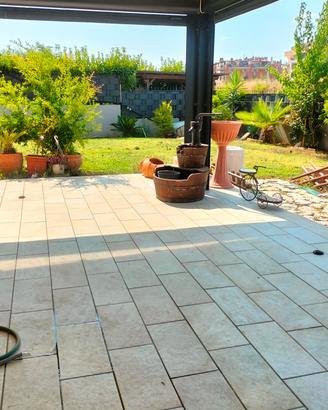 Pianoterra tricamere con giardino di 300m.