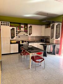 Cucina , tavolo, soggiorno, cameretta e lavatrice
