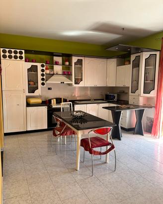 Cucina , tavolo, soggiorno, cameretta e lavatrice