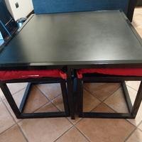 tavolino  nero con sedie da salotto 