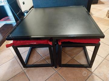 tavolino  nero con sedie da salotto 