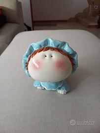 Salvadanaio in ceramica bambina con cappellino h14