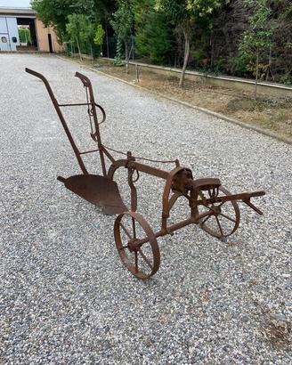 Aratro d'epoca da collezione