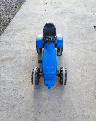 Trattorino giocattolo a pedali