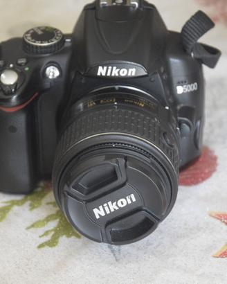 Nikon D5000 + 18-55mm + 3 batterie e caricatore