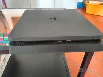 PlayStation 4 con accessori e videogiochi 