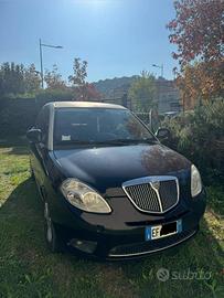 Auto lancia y
