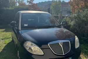 Auto lancia y