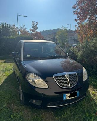 Auto lancia y