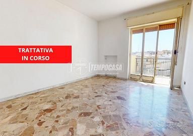 Comodo trivani in Via Giusti. Con posto auto.
