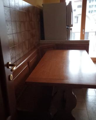 Tavolo rustico in legno con giropanca ad angolo