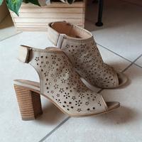 Sandali traforati tacco largo color beige