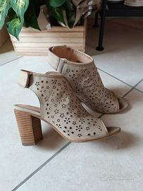 Sandali traforati tacco largo color beige