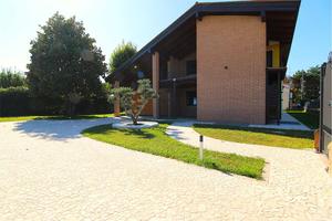 Prestigiosa residenza indipendente con giardino pr