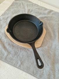 Mini padella in ghisa con tagliere in legno