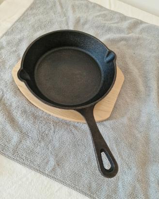 Mini padella in ghisa con tagliere in legno