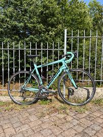 Bici da corsa in carbonio Bianchi Intrepida