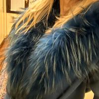 Cappotto azzurro con collo pelliccia