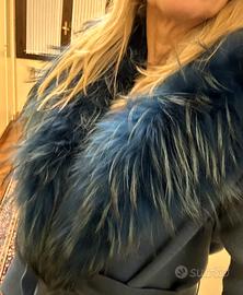 Cappotto azzurro con collo pelliccia