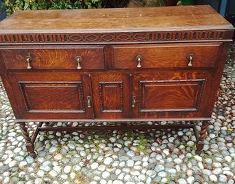 Credenza in stile.