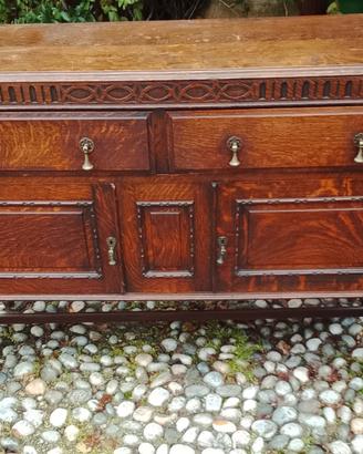Credenza in stile.