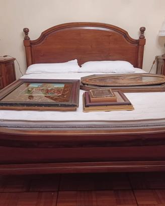 Letto color noce con doghe