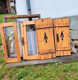 FINESTRA   IN  LEGNO  DI PINO