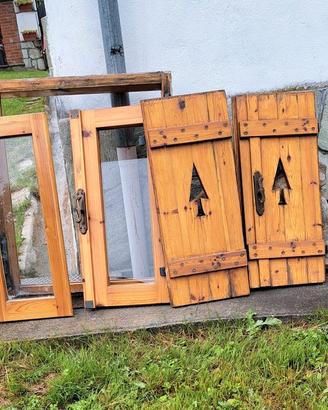 FINESTRA   IN  LEGNO  DI PINO