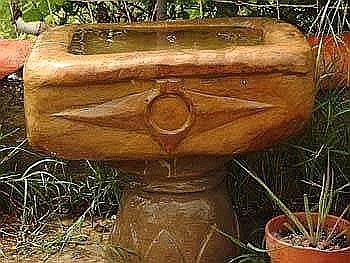 vasca in pietra con piede.