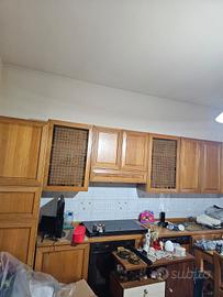 cucina in legno e massello con cappa integrata