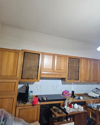 cucina in legno e massello con cappa integrata