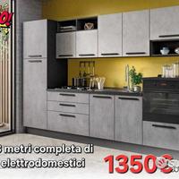 Cucina con elettrodomestici