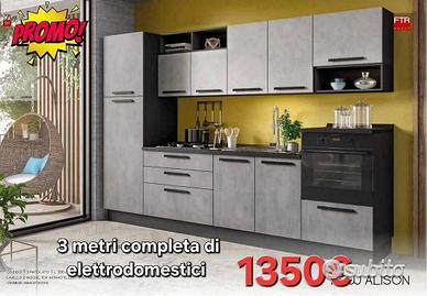 Cucina con elettrodomestici