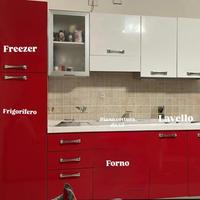 Cucina rossa senza elettrodomestici
