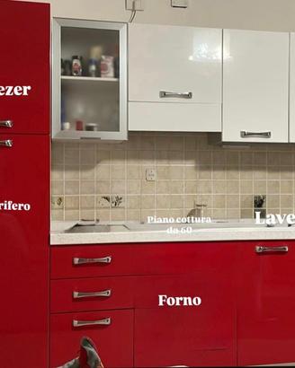 Cucina rossa senza elettrodomestici
