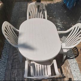 tavolo e sedie da giardino in materiale plastico