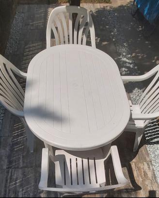 tavolo e sedie da giardino in materiale plastico