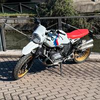 Rnine T - urban GS - scarichi alti - ruote oro.