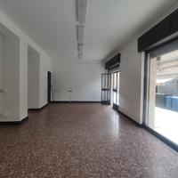 Bottega con due vetrine -