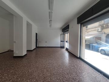 Bottega con due vetrine -