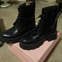 Anfibi neri chunky con zip laterale