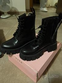 Anfibi neri chunky con zip laterale