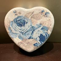 Scatola in metallo a forma di cuore