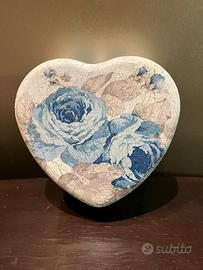 Scatola in metallo a forma di cuore
