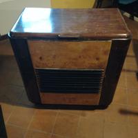 Radio antica con giradischi