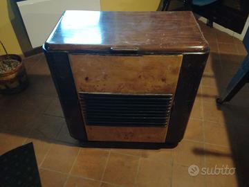 Radio antica con giradischi