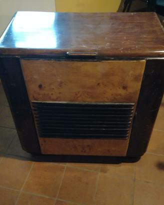 Radio antica con giradischi