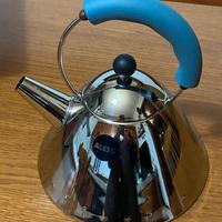 Bollitore Alessi 9093 con fischietto a uccellino
