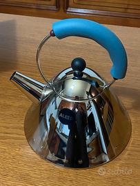 Bollitore Alessi 9093 con fischietto a uccellino