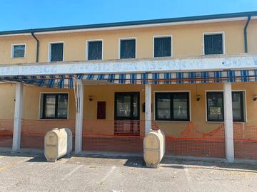 Palazzina su 'due piani con banco bar